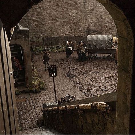 Castle Leoch, Gabaldon Outlander, Diana Gabaldon Books, Starz Tv Series, Diana Gabaldon Outlander Series, Outlander Season 1, Outlander Book Series, Diana Gabaldon Outlander, Outlander Tv Series