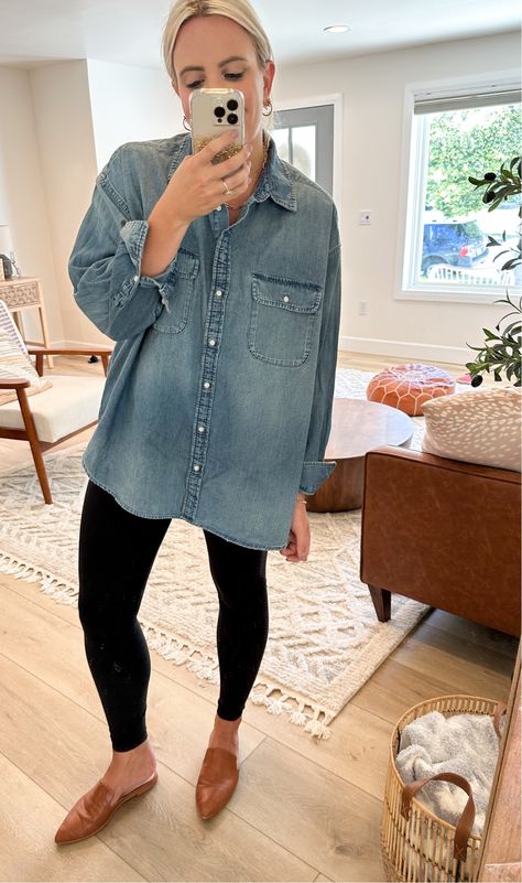 Denim Shirt Casual Outfit, Leggings Work Outfit Spring, Denim Shirt Work Outfit, Chambray Shirt Outfit Winter, Denim Shirt Outfit Work, Chambray Shirt Outfit For Work, Oversized Chambray Shirt Outfit, Chambray Shirt Outfit Spring, Denim Work Outfits Women