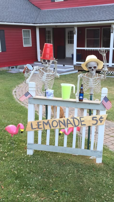 Waiting for some customers. Halloween Camping, Halloween Diy Outdoor, Halloween Outside, Halloween Skeleton Decorations, Modern Halloween, Halloween Yard Decorations, Halloween Outdoor, A Skeleton, Halloween Yard