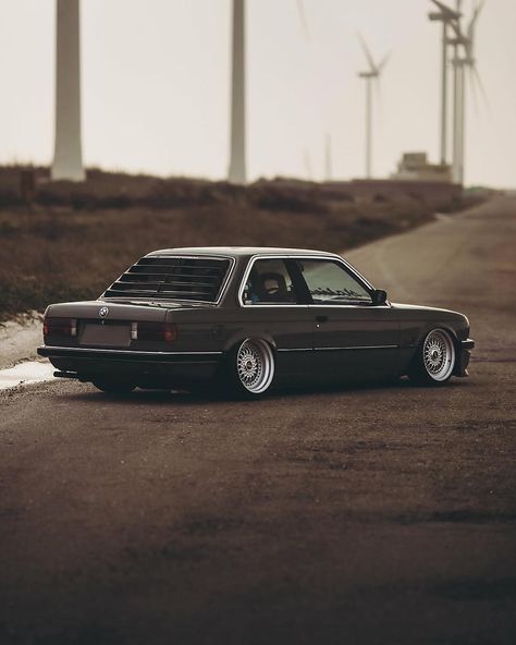 ✖️stay cla$$ic✖️ #bmw #e30 #coupe #bmw3er #retro #classic #oldschool #bbs #bbsrs #threepiececlique #threepiecewheels #loweredclique… Bmw E30 Coupe, Car Shoot, Bmw 325, Classic Bmw, Glitch Wallpaper, Chevy Express, Bmw Classic, Euro Cars, Bmw Series