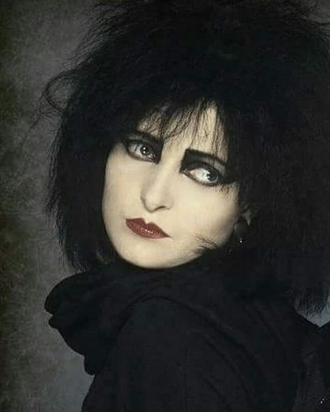 Trad Goth Makeup, Makeup Zombie, Traditional Goth, Siouxsie And The Banshees, 80s Goth, 80s Makeup, Siouxsie Sioux, Drag Make-up, Goth Bands