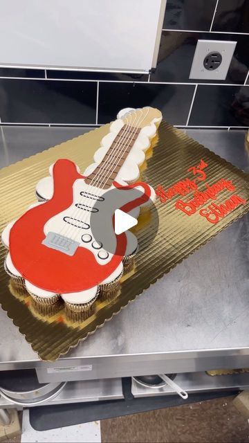 Guitar Shaped Cake, Guitar Cakes For Men, Guitar Cake Ideas, Guitar Theme Cake, Guitar Cupcake Cake, Bass Guitar Cake, Electric Guitar Cake, Guitar Cupcakes, Guitar Cakes