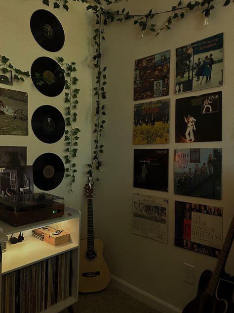 Cute Retro Room Ideas, Vinals In Room, Musical Room Aesthetic, Music Decor Aesthetic, Wall Decor Vinyl Records, 80s Main Character Aesthetic, Vinyl Aesthetic Bedroom, Room Aesthetic Music, Room Music Aesthetic