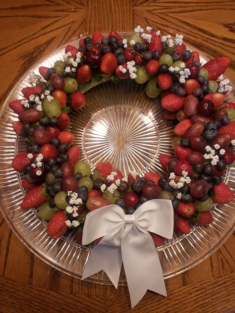 Christmas Fruit Wreath, Christmas Fruit Tray, Fruit Trays, Fruit Wreath, Charcuterie Inspiration, Christmas Fruit, Christmas Board, Babies Breath, Party Trays