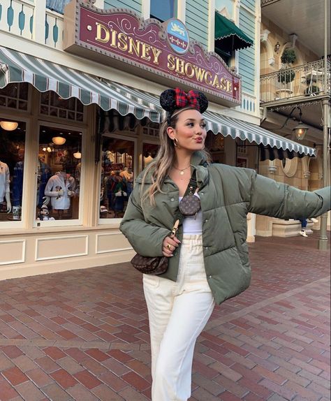 Hongkong Disneyland Outfit, Disneyland Outfit Winter, Hongkong Outfit, Travel Instagram Ideas, Disney Themed Outfits, Cute Disney Outfits, Disney World Outfits, Disneyland Outfits, Disney Orlando