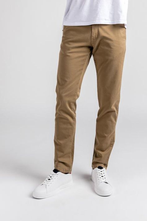 Pantalón Chino de Hombre Online – Smitzy Celana Chinos, Cargo Pants Outfit Men, Pants Outfit Men, Cargo Pants Outfit, Pants Outfit, Cargo Pants, Khaki Pants, Casual Outfits, China