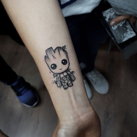 Pin de Blake Scarcella en sergioortiztattoo | Tatuajes creativos, Tatuajes, Creatividad Gamer Tattoos Men, Easy Tattoos For Women, Groot Tattoo Design, Cartoon Tattoos For Men, Groot Tattoo, Deadpool Tattoo, Disney Inspired Tattoos, Easy Tattoos, Simple Tattoos For Guys