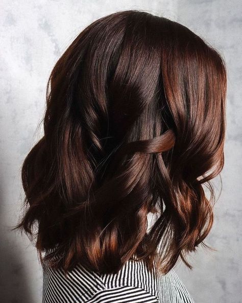 Tendance coloration 2021 : 18 idées de couleurs à copier pour sublimer sa chevelure ! - Biba Magazine Rich Chocolate Hair Color, Dark Chocolate Hair Color, Dark Chocolate Hair, Cherry Hair Colors, Beautiful Brown Hair, Natural Brown Hair, Warm Brown Hair, Cinnamon Hair, Rambut Brunette