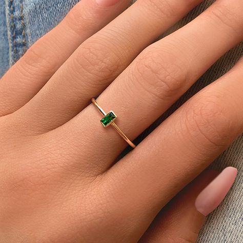 Simple Ring With Stone, Minimalist Emerald Ring, Small Emerald Ring, Gem Stone Rings, Simple Stone Ring, Emerald Ring Design, Simple Ring Design, Emerald Gold Ring, Minimalistic Ring