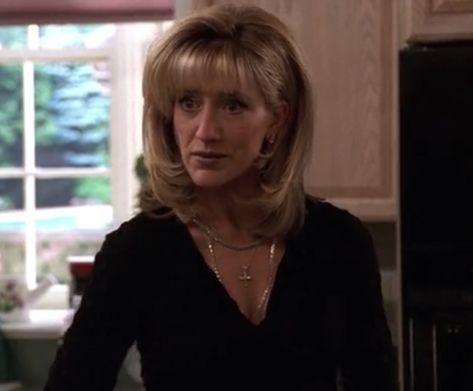 The Sopranos Carmela, Carmela Soprano Hair, Carmela Soprano Nails, Carmella Soprano Style, Sopranos Women, Carmela Soprano Outfits, Sopranos Fashion, Sopranos Aesthetic, Sopranos Quotes