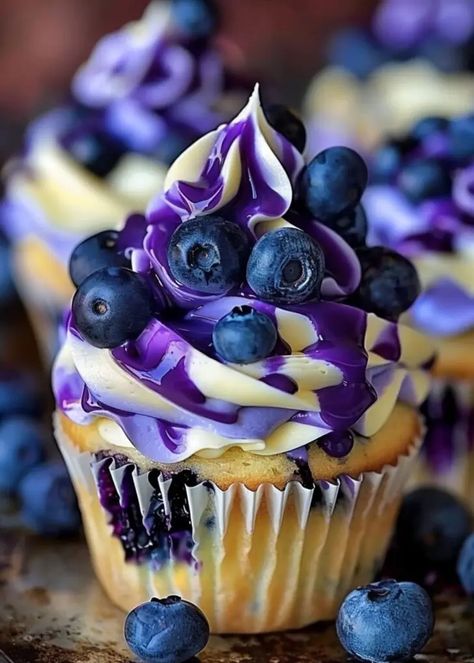 Blueberry Vanilla Cheesecake Cupcakes Blueberry Cake Pops, Blueberry Cheesecake Cupcakes, Blueberry Cupcakes Recipe, Ice Cream Cake Birthday, Pancake Cupcakes, Cheesecake Cupcakes Recipe, Berry Cupcakes, Cupcakes For Kids, Cookie Cake Decorations