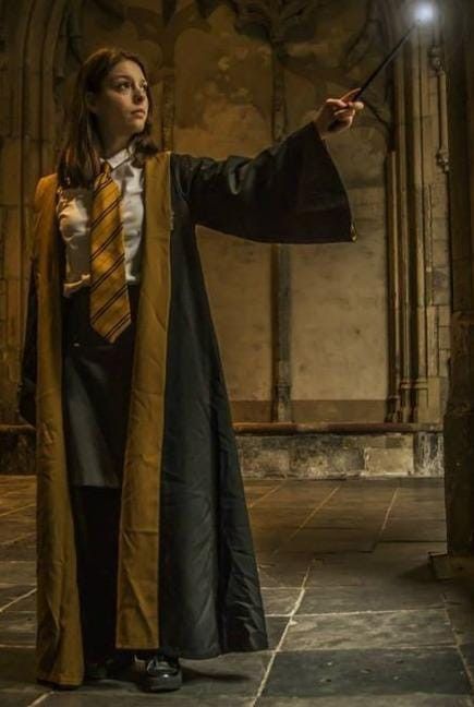 Hogwarts Robes Aesthetic, Hogwarts Uniform Hufflepuff, Hufflepuff Robes, Hufflepuff Cosplay, Harry Potter Dark Academia, Hogwarts Clothes, Hogwarts Costume, Hufflepuff Uniform, Quidditch Uniform