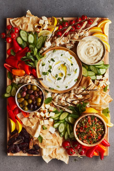 Vegan Mezze Platter, Nye Snacks, Mezze Board, Nye Food, Bbq Shack, Sharing Platters, Food Stations, Food Platters, Mediterranean Recipes