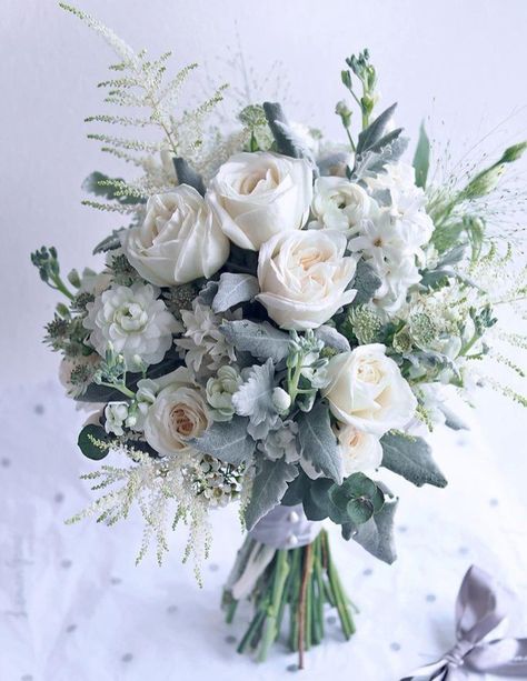 Wedding Jerb Ideas, Princess Wedding Bouquet, White And Beige Wedding Flowers, Hand Bouquet Wedding Elegant, Weddings Decorations Elegant, Green Bride Bouquet, Bridal Bouquet White And Green, Wedding Bouquet Green, Romantic Bridal Bouquet