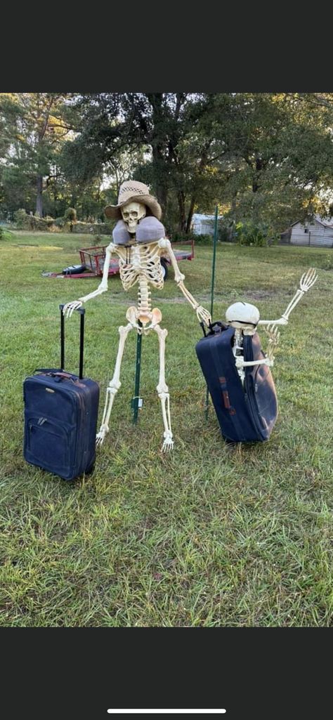 Thanksgiving Skeleton Ideas, Skeleton Staging Ideas, Quick Halloween Decor, Funny Halloween Outdoor Decor, Possible Skeleton Ideas, Yard Skeleton Ideas Funny, Skeleton Ideas For Halloween, Yard Skeleton Ideas, Skeleton Yard Scenes