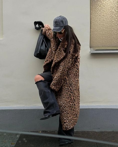 10 It Coats To Buy Before Winter Arrives Cheetah Coat Outfit, Cheetah Jacket Outfit, Leopard Jacket Outfit, Print Coat Outfit, Cheetah Coat, January Fashion, Cheetah Jacket, Long Coat Outfit, Cheetah Print Jacket