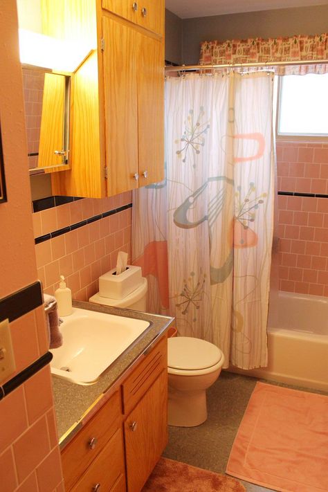 SMALL BATHROOM IDEAS - Having a small bathroom does not mean you can’t make it appealing. It is true that a small bathroom may not have as many design... Bathroom Design On A Budget, Mid Century Condo, Bathroom Plants Low Light, 80s Art Deco Revival, Retro Bathroom Ideas, Midcentury Cottage, Bathroom Vintage Style, Decorating Bathroom Ideas, Orange Bathrooms Designs