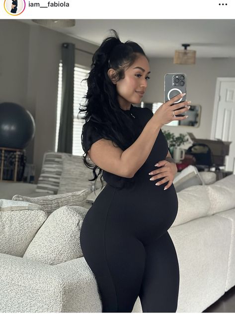 Cute Pregnant Winter Outfits, Maternity Valentine's Day Outfit, Hot Maternity Outfits, Pregnant Overalls Outfit, Business Maternity Outfits, Black Pregnant Women Outfits, Pretty Pregnant Outfits, Pregnant Winter Outfits, Maternity Summer Outfits