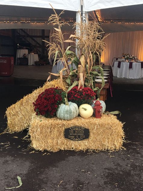 Bales Of Hay For Wedding, Outdoor Fall Decor With Straw Bales, Fall Front Porch Decor With Hay Bales And Corn Stalks, Fall Strawbale Decor, Fall Pumpkin Display Ideas, Wedding Hay Bale Decorations, Hay Decorations Party, Outdoor Fall Display Hay Bales, Outside Fall Decor With Straw Bales