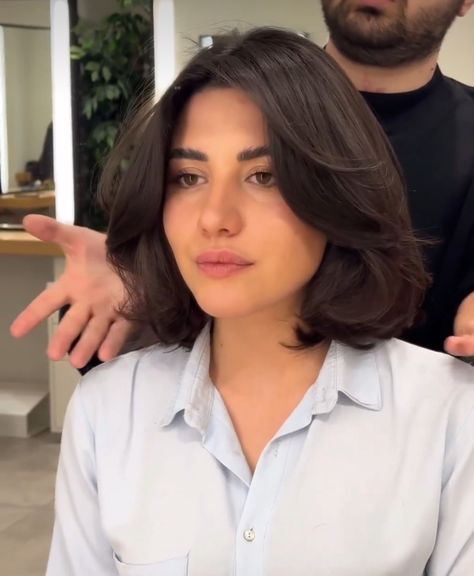 V Bob Haircut, Dark Layered Bob, French Bob Haircut Thick Hair, Brown Bob Haircut With Highlights, Hair Styles For Double Chin, Potong Bob, Medium Short Haircut Women, Haircut On Short Hair, Curvy Short Hair