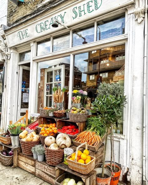 Creaky shed is a village shop in greenwich selling fresh farm produce. It has a plastic free display with veg in traditional wicker baskets. Farm Shop Cafe, Farm Shop Display, French Grocery Store, Botanica Shop, Small Grocery Store Design, Farm Shop Ideas, Farm Store Ideas, White Greenhouse, Farm Market Ideas