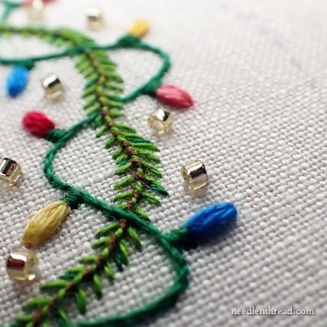 Diy Christmas Embroidery, Christmas Bead Embroidery, Christmas Lights Embroidery, Feather Stitch Embroidery Design, Simple Christmas Embroidery, Embroidery Christmas Patterns, Christmas Embroidery Ideas, Homemade Ornament, Embroidery Christmas Ornaments