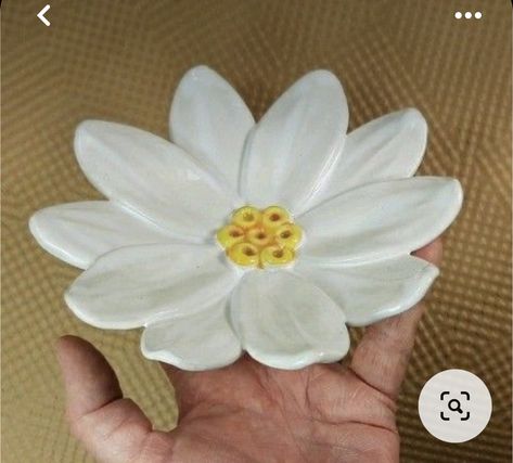 Daisy Pottery, Clay Embossing, Flower Ceramics, Ceramic Daisy, Ceramic Wall Flowers, Pottery Flowers, Garden Ceramics, Flower Pottery, Daisy Wall