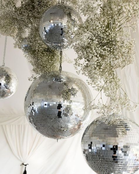 Who loves to party? 👉🏼@jademcintoshflowers “not your regular wedding styling 🪩 the most elegant disco ball arrangement ever… styling for the reception of Jess & Madison at @wallalong_house planned by @wildroseau” 📷 @dearfiore #discoballstyling #weddingstylist #receptionstyling #weddingreception #huntervalleyweddings #weddingvenue #floralstyling #weddingflorist #whiteweddings #jademcintoshflowers #totheaisle #totheaisleweddings Modern Disco Party, Disco Ball Wedding, Nikah Decor, Silver Party Decorations, Australian Bridal Designers, 21 Diner, Hunter Valley Wedding, Silver Jubilee, Tuscan Wedding