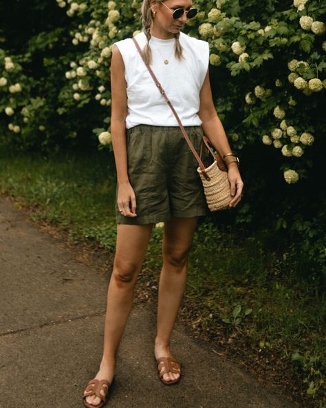 Navy Chino Shorts Outfit Women, Modest Shorts Women, Chambray Shorts Outfit, Kacki Shorts Outfits, Khaki Shorts Outfit Women, Modest Shorts Outfits, Navy Shorts Outfit, Mission Outfits, Spring Shorts Outfits