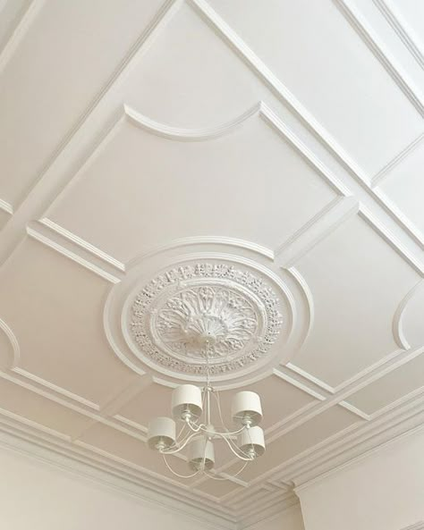 Pop Celling Design Bedrooms, Modern Classic Ceiling, Pop Design For Hall, Pop Design For Roof, Bedroom Pop Design, Plaster Ceiling Design, Simple Ceiling Design, Art Deco Ideas, House Balcony Design