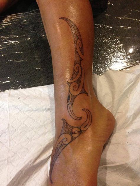 ankle Maori Ankle Tattoo For Women, Tamoko Maori Design Leg, Maori Tamoko Ankle, Ta Moko Women Ankle, Kirituhi Tattoo Women, Tamoko Maori Design Women, Maori Ankle Tattoo, Polynesian Ankle Tattoo, Ta Moko Women Leg