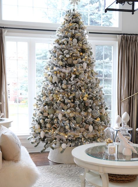 Snow Tree Decoration, Snow Christmas Tree Ideas, Christmas Tree Ideas Gold, Gold Christmas Tree Decor, Christmas Tree Elegant, Snow Christmas Tree, Glam Christmas Tree, Christmas Tree Gold, Luxury Christmas Decor