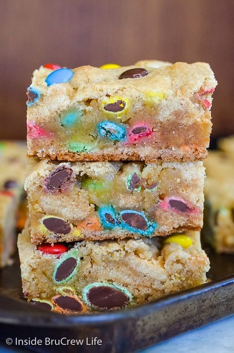 Blonde Brownies Recipe, Gooey Blondies, M M Blondies, Blonde Brownie Recipe, Bake Sale Treats, Blonde Brownies, Cookie Bars Easy, Blondie Bar, Peanut Butter Cup Cookies