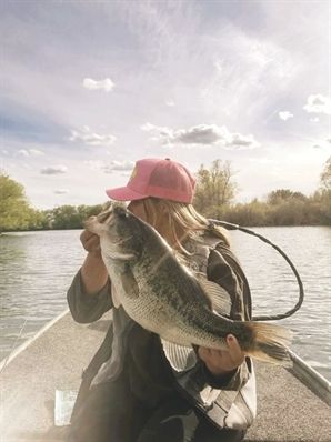 tiny fishing 2 Bass Fishing Aesthetic, Fishing Asthetic Picture, Fishing Girl Aesthetic, Hailey Core, Aesthetic Fishing, Fishing Aesthetic, Fishing Essentials, Fishing Girl, Girl Fishing