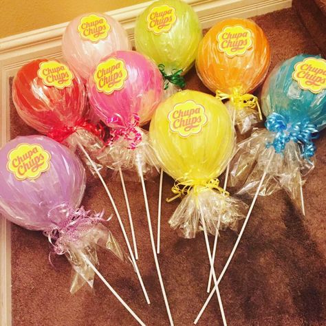 Willy Wonka Diy Decorations, Chupa Chups Ideas, Fake Balloons, Cellophane Wrapping Ideas, Lollipop Balloons, Willy Wonka Decorations, Candyland Halloween, Candyland Party Decorations, Chocolate Factory Party