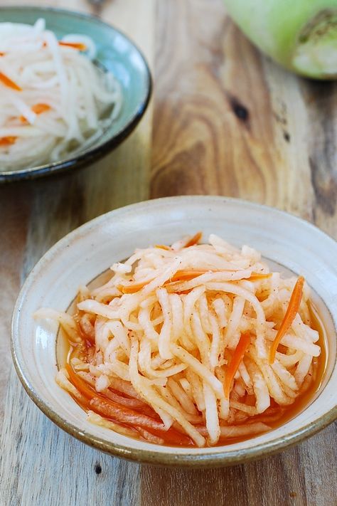 Musaengchae (Sweet and Sour Radish Salad) Korean Radish Side Dish, Korean Radish Salad Recipe, Korean Radish Banchan, Korean Radish Salad, Korean Radish Recipes, Salad Korean, Korean Radish, Korean Bapsang, Koreansk Mad