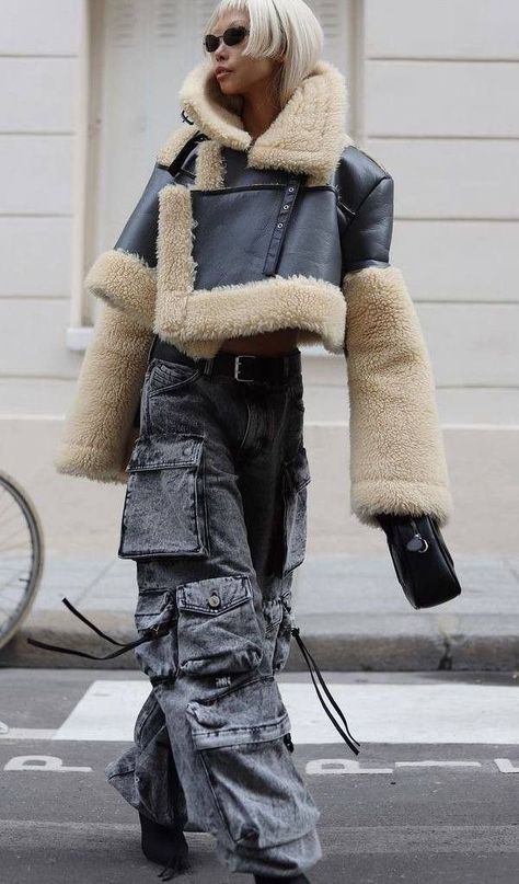 Streetwear Prom Dress, Luxury Streetwear Women, Cargo Pants Outfits Women, Leather And Fur Jacket, High Fashion Streetwear, Cargo Pants Outfit Women, High Waisted Dress, Style Désinvolte Chic, High Waisted Dress Pants