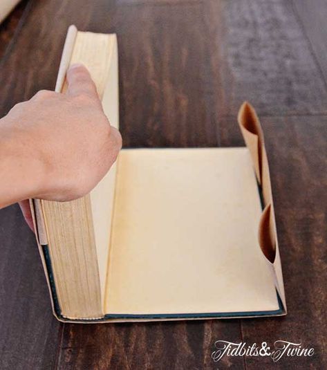 How to Cover a Book with Paper! Easy step-by-step tutorial with photos! Covering Books With Paper, Make A Book Cover, Diy Old Books, Covered Books, Paper Book Covers, Homemade Books, Expensive Books, Old Book Crafts, Books Diy