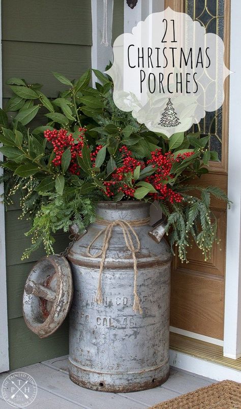 Christmas Porches, Natal Country, Outside Christmas Decorations, Christmas Planters, Country Christmas Decorations, Christmas Front Porch, Christmas Porch Decor, Front Porch Christmas Decor, Christmas Porch