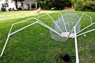 The Build of a Giant Spider: 7 Steps (with Pictures) Halloween Decorations Outdoor Porch, Diy Haunted House Props, Halloween Decorations Outdoor, Halloween Spider Decorations, Halloween Outside, Diy Halloween Games, Spider Decorations, Halloween Props Diy, Giant Spider