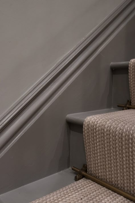 Stairs - Steps & Skirting F&B Mole's breath Timeless Decorating Ideas, Ideas Entryway, Painted Staircases, Hallway Inspiration, Carpet Ideas, Staircase Makeover, Staircase Decor, Hallway Designs, Stair Case