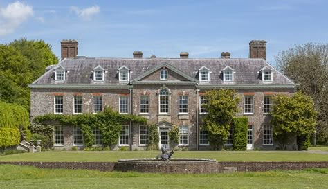 English Manor Houses Country Estate, English Country House Bedroom, Homes In England, Houses For Sale Near Me, English Country Manor, British Homes, Homes For Sale Near Me, Mystery Story, Classical House