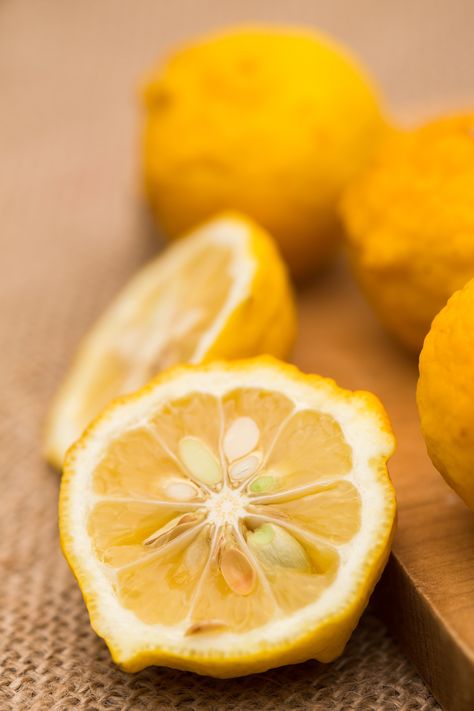 No, this funny-looking, seed-packed fruit isn't a deformed lemon or a discolored orange. Instead, it's another exotic citrus that you should be on your radar. Yuzu Fruit, Sour Fruit, Salmon Potato, Waffle Cookies, Lasagna Pasta, Lunch Appetizers, Rice Ingredients, Grilling Tips, Food History