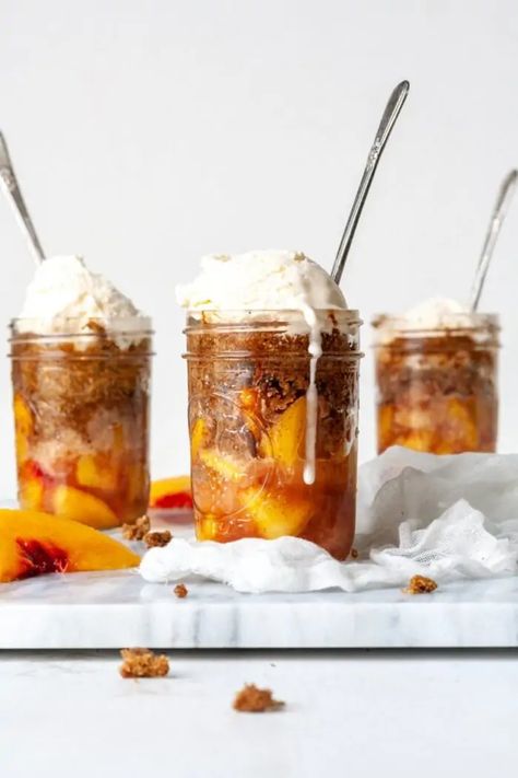 Peach Cobbler In A Jar Recipe, Cobbler In A Jar, Fruit Pie Recipes Easy, Paleo Peach Cobbler, Easy Fruit Pie, Mini Peach Cobbler, Mason Jar Desserts Recipes, Healthy Peach Recipes, Vegan Peach Cobbler