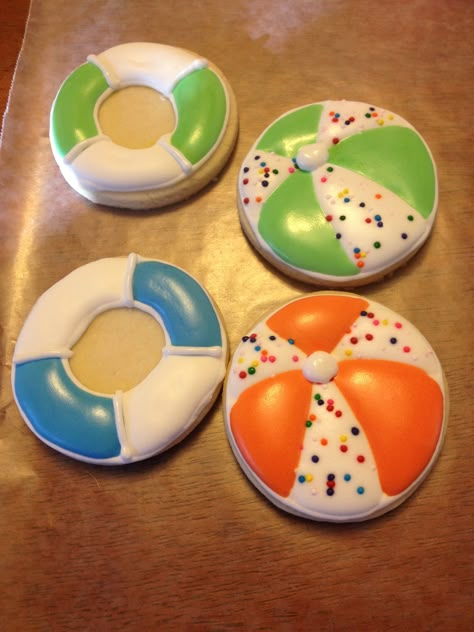 Beach ball and life preserver cookies for G Summer Decorated Cookies Ideas, Royal Icing Cookies Designs Circle, Lake Cookie Ideas, Round Cookie Designs, Beach Theme Sugar Cookies, Summer Sugar Cookie Designs, Round Cookie Decorating Ideas, Beach Cookies Decorated, Summer Themed Cookies