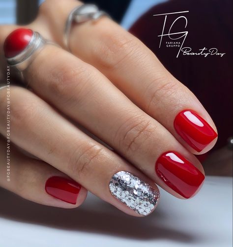 Red And Silver Short Nails, Fingernail Designs, Semi Permanente, Glitter Gel Nails, Nail Art Instagram, Mermaid Bridesmaid Dresses, Xmas Nails, Mani Pedi, Red Nails