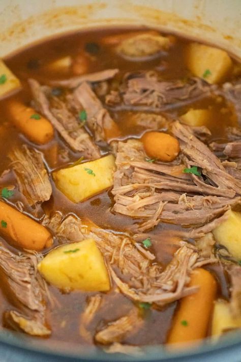 Pot roast gravy is an easy, rich and flavorful gravy that can be made with or without pot roast drippings. This 10 minute, 3 ingredient recipe is perfect for serving over pot roast, mashed potatoes, rice, or with biscuits for dipping! Gravy For Roast, Pot Roast Mashed Potatoes, Roast Mashed Potatoes, Pot Roast Gravy, 3 Ingredient Recipe, Roast Gravy, How To Make Gravy, 3 Ingredient Recipes, Brown Gravy