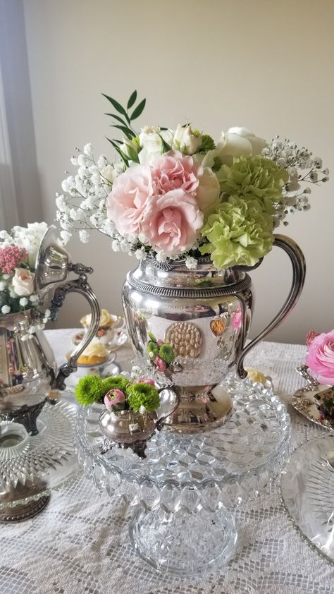 Tea Party Table Decorations Centerpiece Ideas, Tea Party Centerpiece Ideas, Tea Party Flowers, Vintage Wedding Flower Arrangements, Teapot Centerpiece, Tea Party Centerpieces, Tea Cup Centerpieces, Vintage Tea Parties, Teacup Crafts