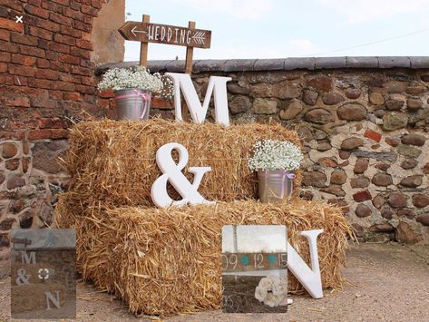 Hay Bails For Wedding Seating, Straw Bales Wedding, Hay Bail Wedding, Hay Bale Seating Wedding, Hay Bale Wedding Decorations, Hunting Wedding Theme, Hay Wedding, Hay Bale Wedding, Hay Bale Seating