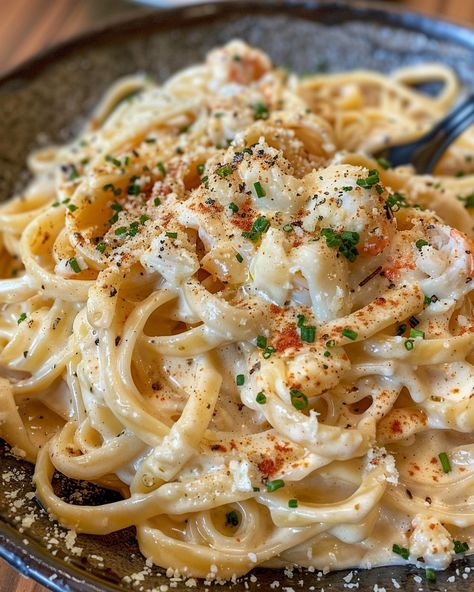 CRAB FETTUCCINE ALFREDO 🦀🍝 Ingredients: 12 oz fettuccine pasta 1 lb crab meat, lump or claw 2 cups heavy cream 1 cup grated Parmesan cheese 4 tablespoons unsalted butter 3 cloves garlic, minced 1 teaspoon lemon zest 1 tablespoon lemon juice Salt and pepper, to taste Fresh parsley, chopped (for garnish) Directions: Step 1: Cook the Pasta Cook the fettuccine pasta according to package instructions until al dente. Drain and set aside. Step 2: Make the Alfredo Sauce In a large skillet over ... Crab Fettuccine Alfredo, Crab Fettuccine, Alfredo Fettuccine, Crab Food, Alfredo Sauce Recipe Homemade, Crab Pasta, Fettuccine Pasta, Crab Recipes, Fettuccine Alfredo